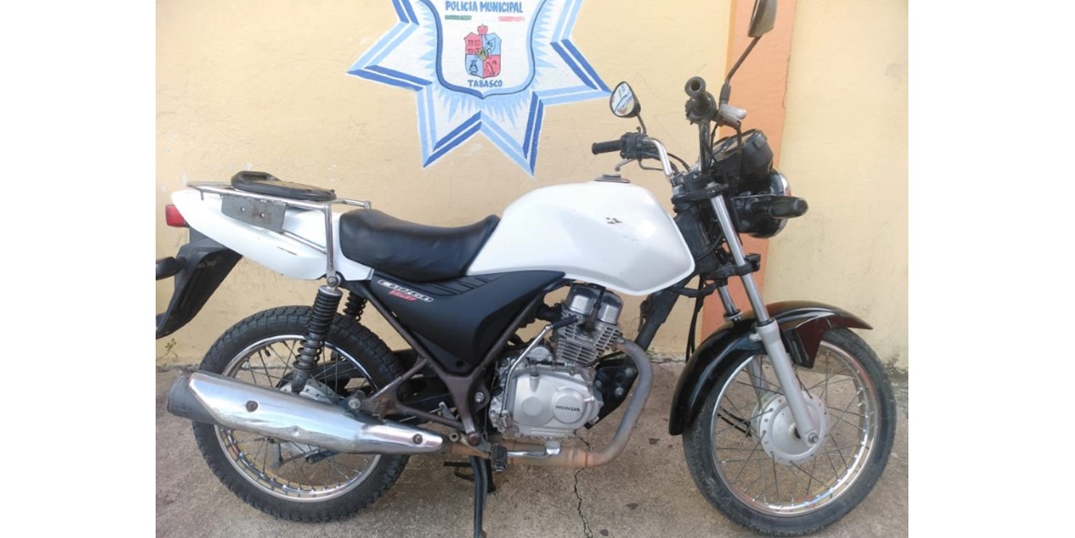 Recuperan Policías Municipales de Huimanguillo una motocicleta que contaba con reporte de robo.